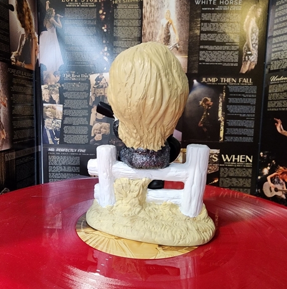 Taylor Swift Fearless Altered Moment - Picture 3 of 7